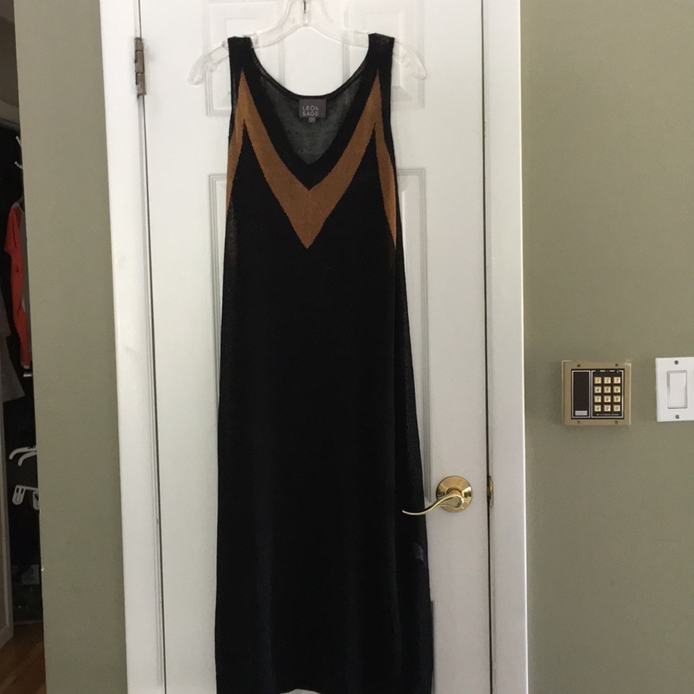 LEO & SAGE V NECK DRESS